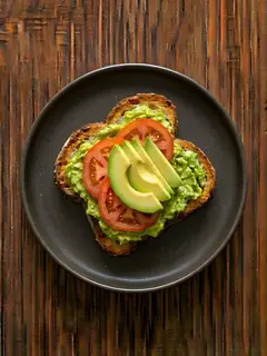 Tostada de pan de molde con aguacate y tomate
