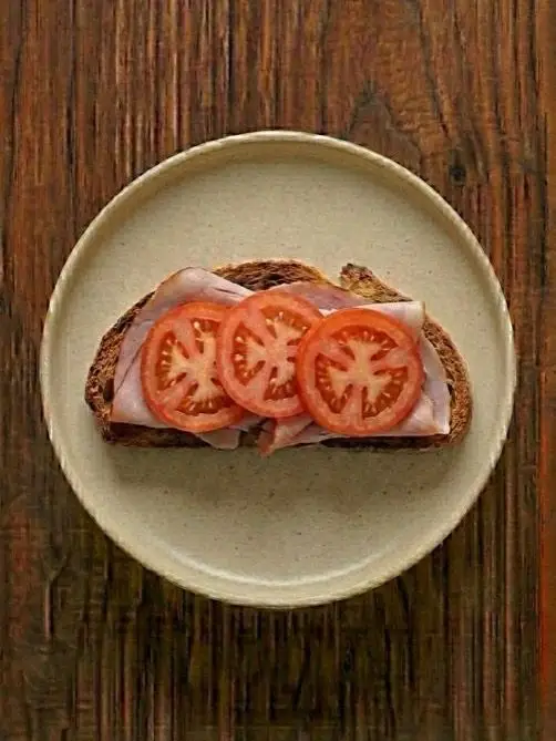 Tostada de biscotes con jamón cocido y tomate