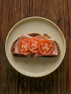Tostada de biscotes con jamón cocido y tomate