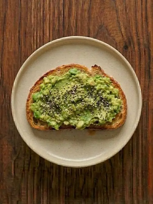 Tostada de biscotes con aguacate y semillas de chia