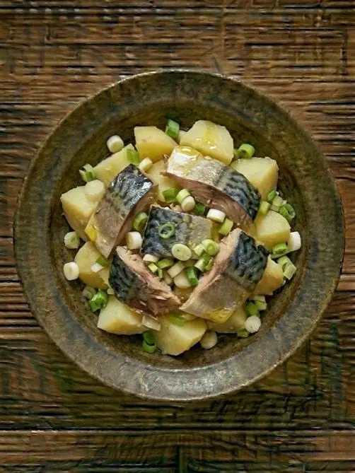 Ensalada de caballa con patata cocida