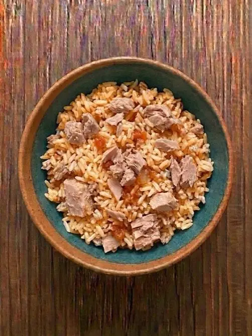 Arroz con atún y tomate