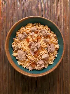 Arroz con atún y tomate