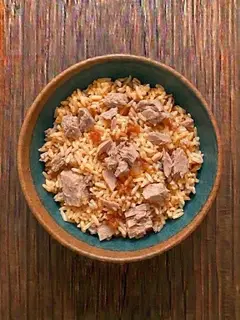 Arroz con atún y tomate