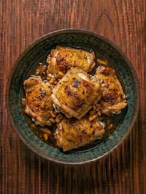 Muslos de pollo deshuesados en salsa de soja y ajo