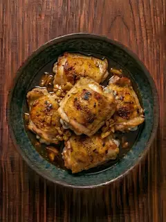 Muslos de pollo deshuesados en salsa de soja y ajo
