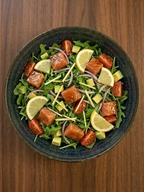 Ensalada de salmón marinado y rúcula
