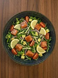Ensalada de salmón marinado y rúcula