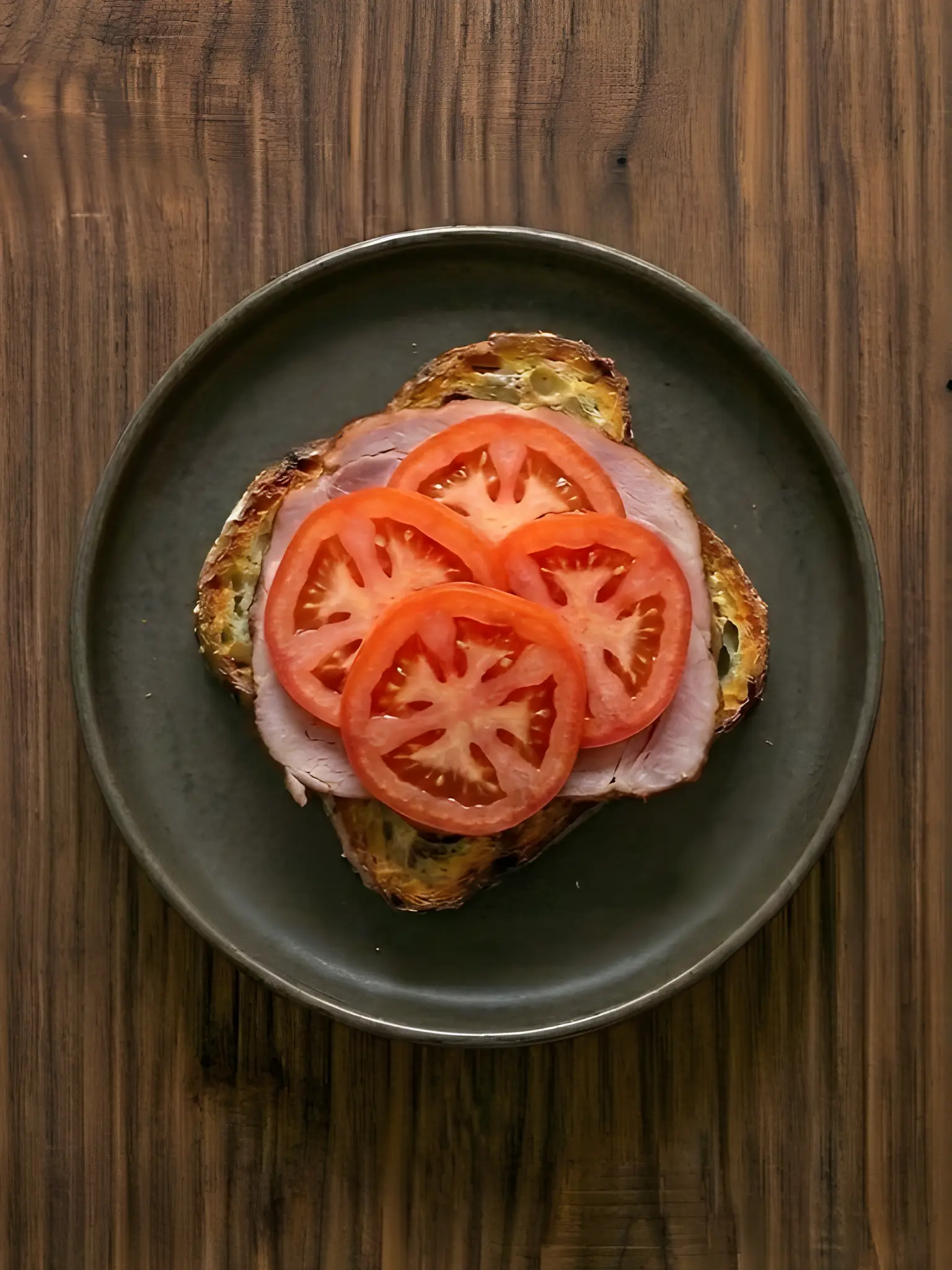 Tostada de pan de molde con jamón cocido y tomate