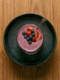 Batido de fresa y arándanos con yogur