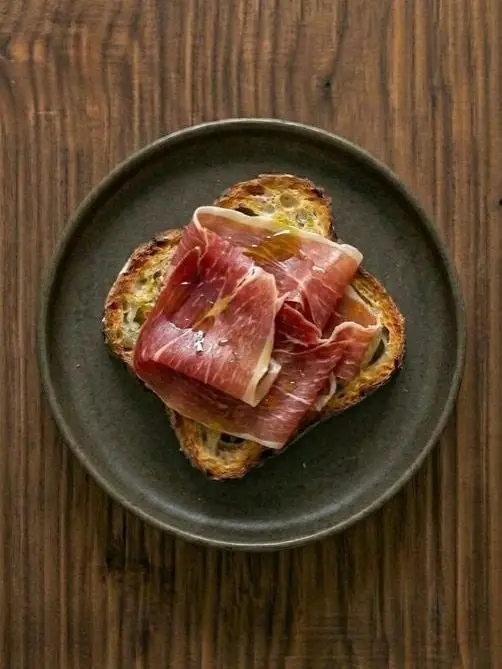 Tostada de pan de molde con jamón serrano y aceite