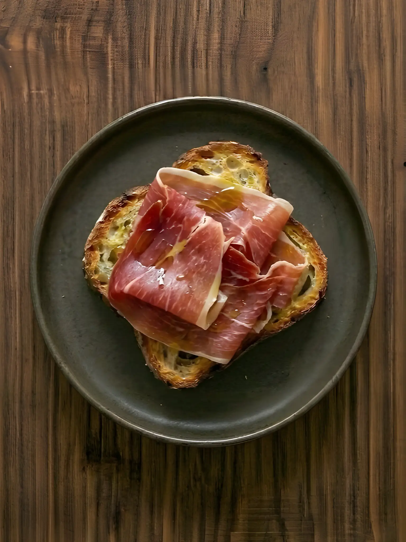 Tostada de pan de molde con jamón serrano y aceite