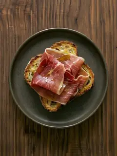 Tostada de pan de molde con jamón serrano y aceite