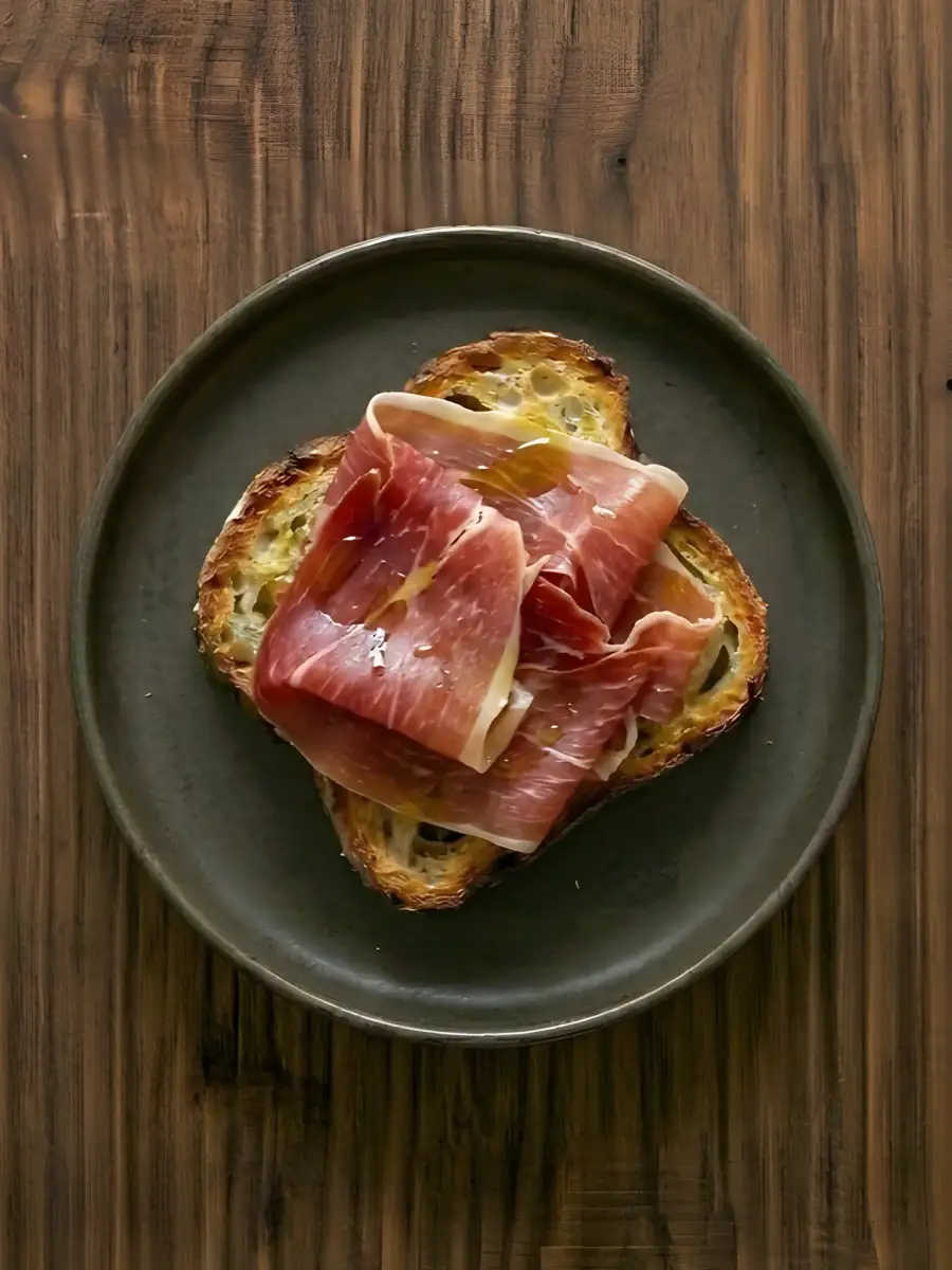 Foto de Tostada de pan de molde con jamón serrano y aceite