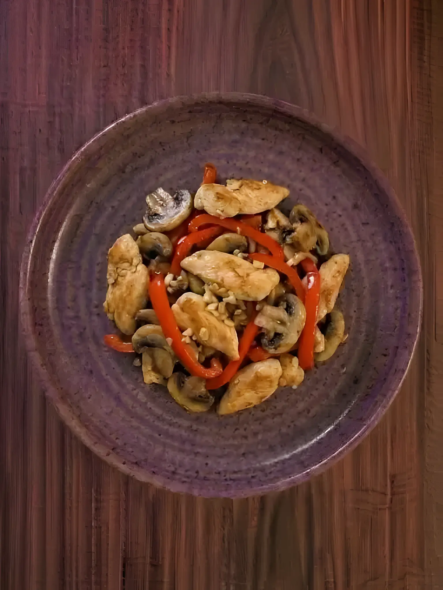 Wok de pollo con pimiento y champiñones