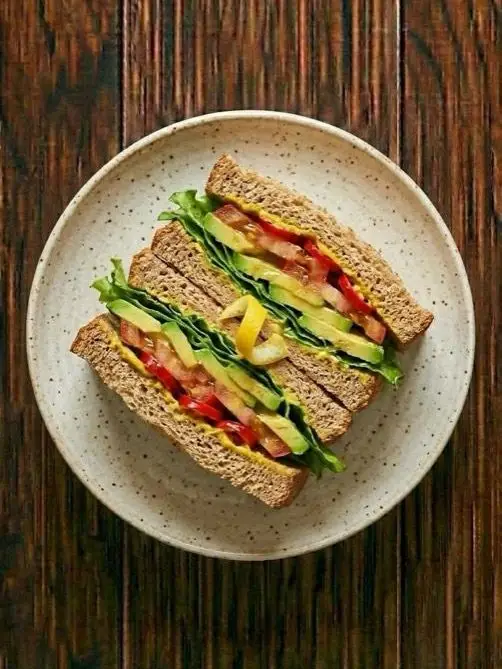 Sándwich Vegano de Tomate y Aguacate