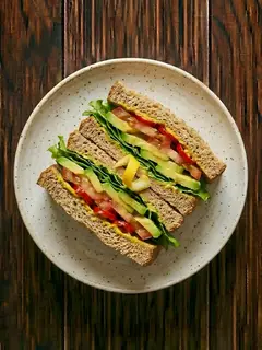 Sándwich Vegano de Tomate y Aguacate