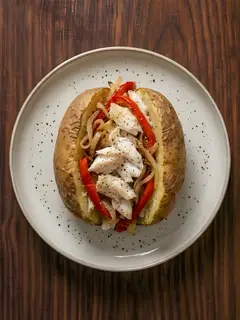 Patata panadera al horno con merluza y pimiento
