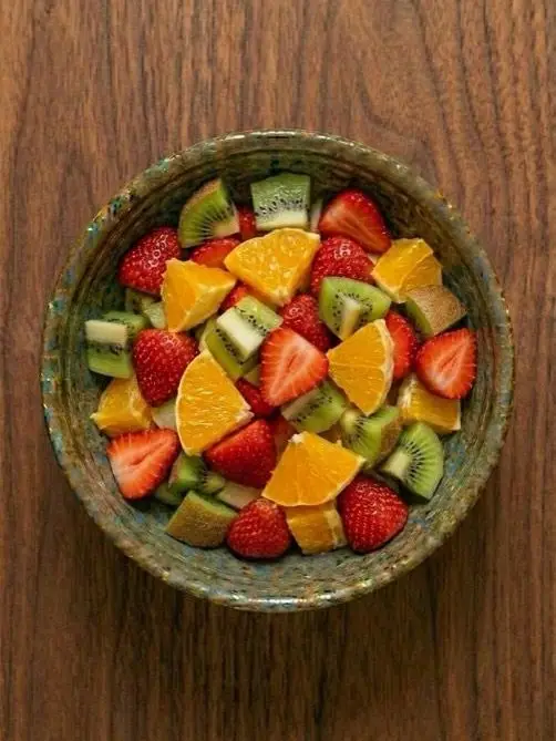 Macedonia de naranja, kiwi y fresas