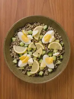 Ensalada de quinoa con huevo y pepino