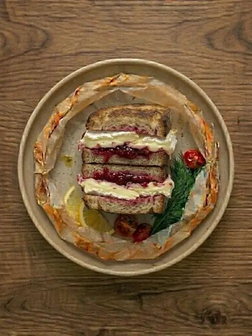 Sándwich de Queso Brie y Mermelada