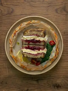 Sándwich de Queso Brie y Mermelada