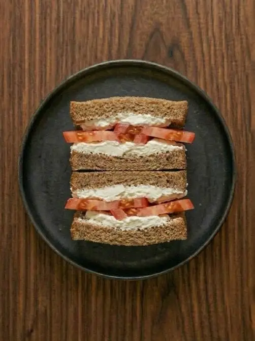 Bocadillo de pan integral con queso fresco y tomate