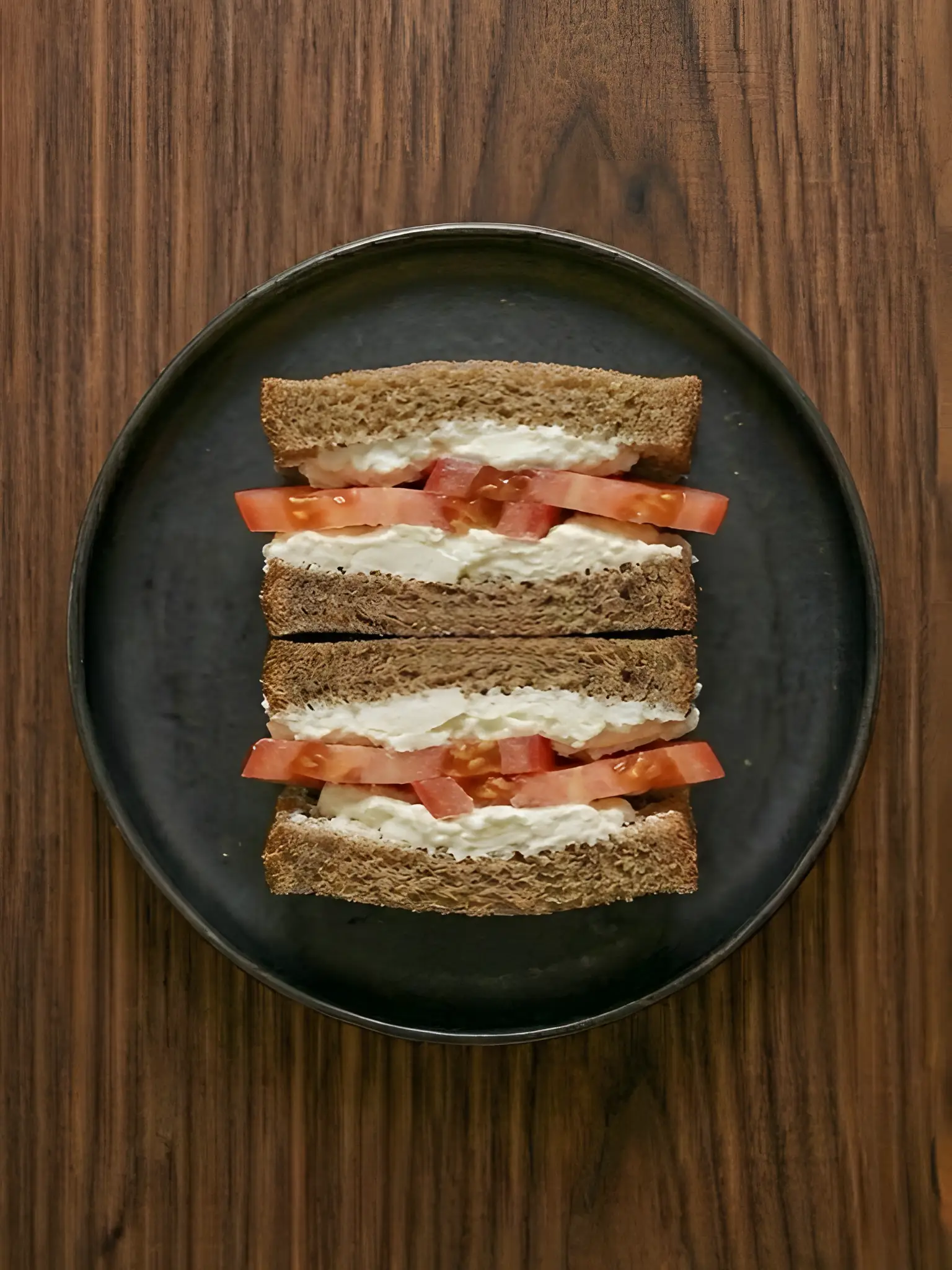 Bocadillo de pan integral con queso fresco y tomate