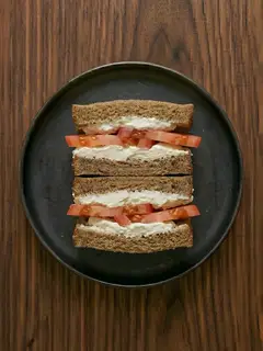 Bocadillo de pan integral con queso fresco y tomate