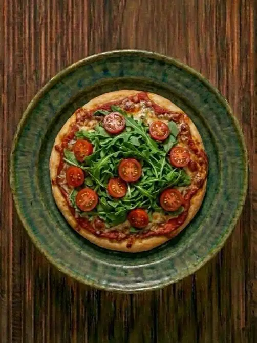 Pizza margarita congelada con rúcula y tomate fresco