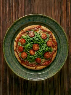 Pizza margarita congelada con rúcula y tomate fresco