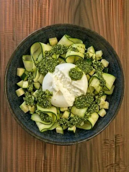 Ensalada de calabacín, burrata y pesto