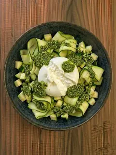 Ensalada de calabacín, burrata y pesto