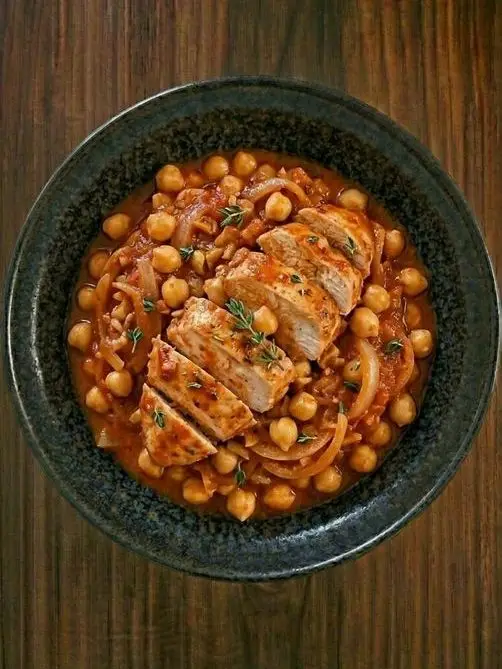 Pollo con garbanzos en salsa