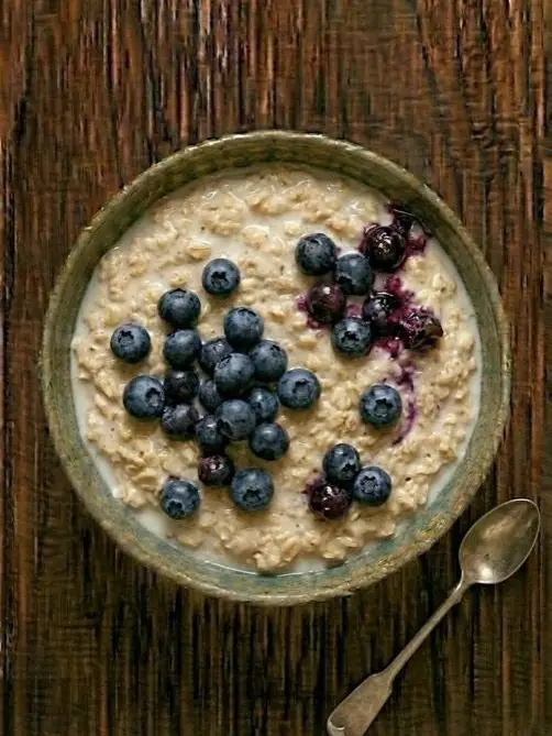 Porridge de avena con arándanos con leche de avena