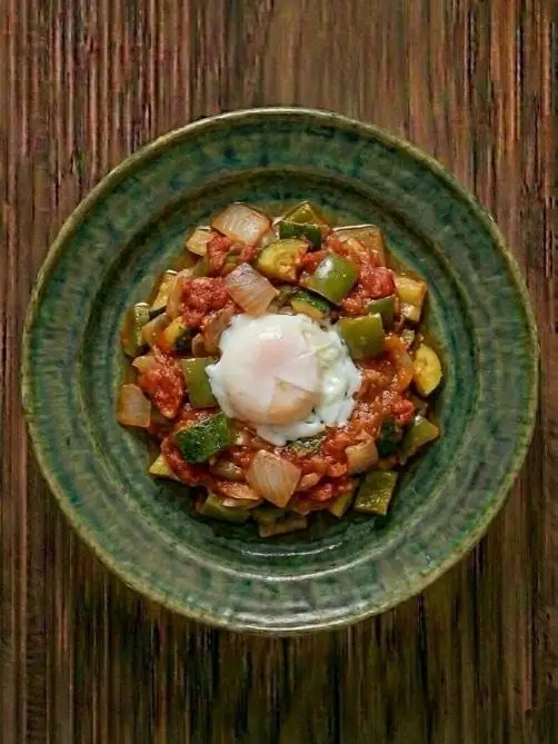 Pisto de verduras con huevo escalfado