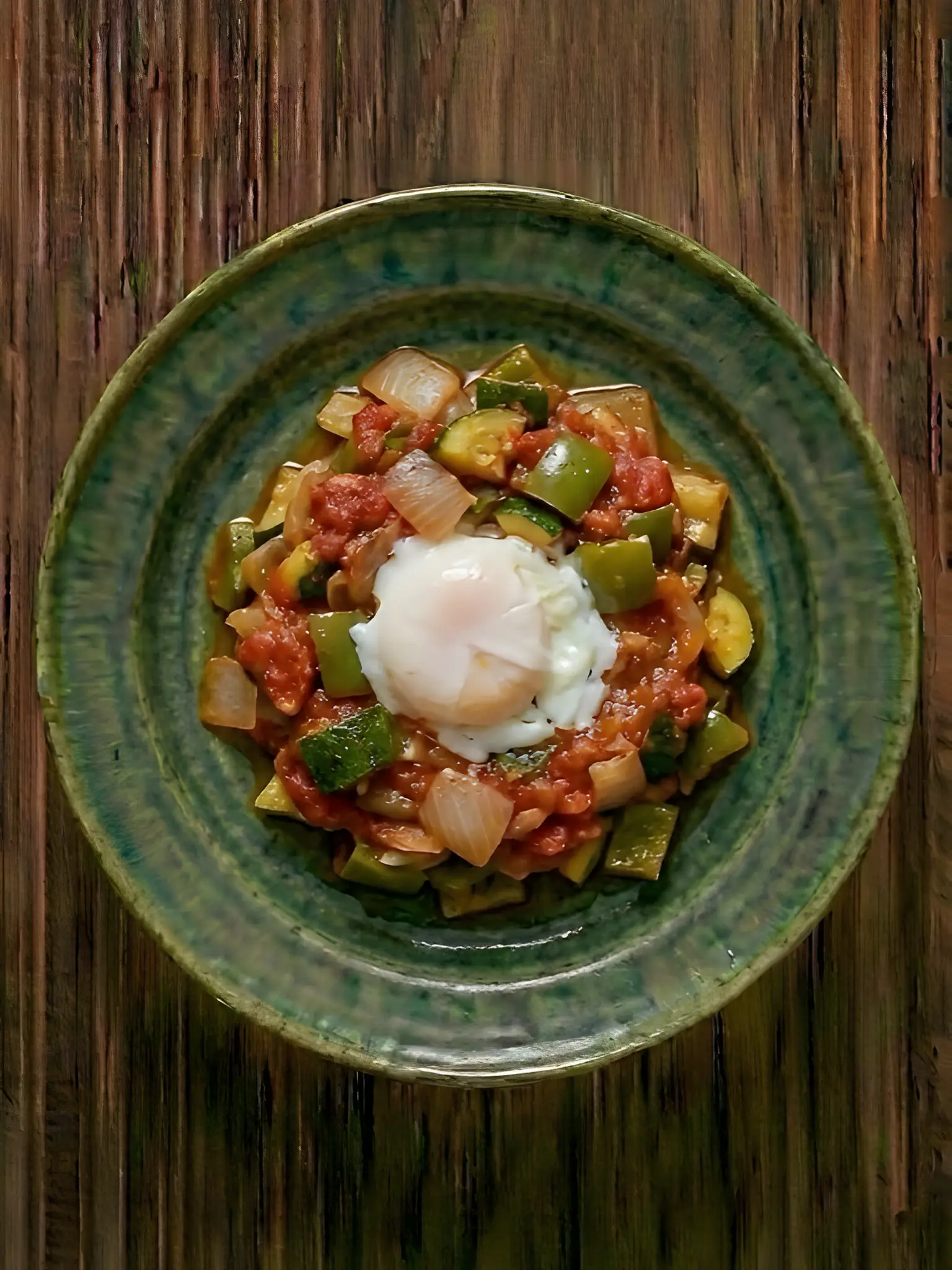 Pisto de verduras con huevo escalfado