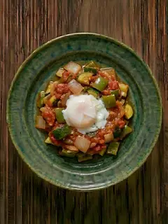 Pisto de verduras con huevo escalfado