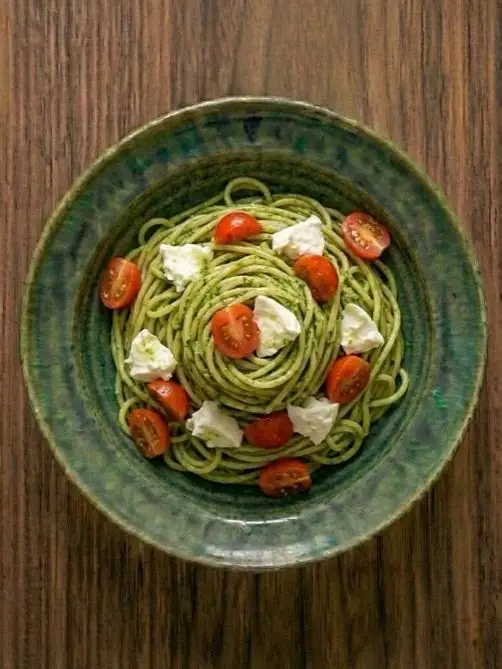 Pasta fría con pesto, mozzarella y tomate