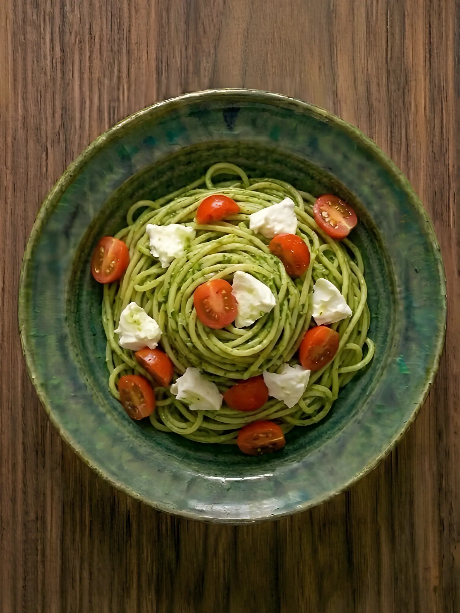 Pasta fría con pesto, mozzarella y tomate