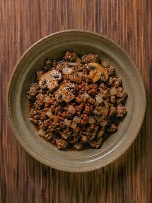 Ternera picada con champiñones y cebolla