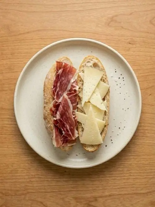Bocadillo de Queso Manchego con Jamón