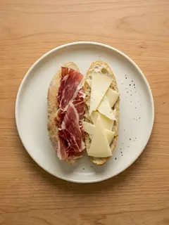 Bocadillo de Queso Manchego con Jamón