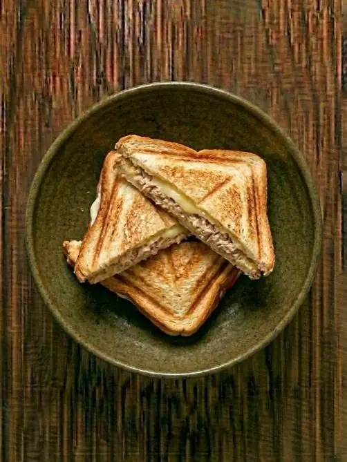 Sándwich de atún fundido en sandwichera