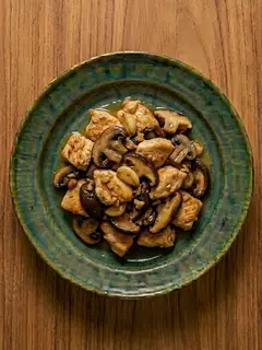 Pollo con champiñones a la sarten