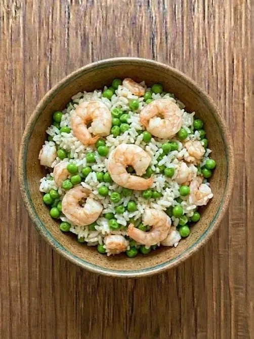 Arroz con gambas y guisantes