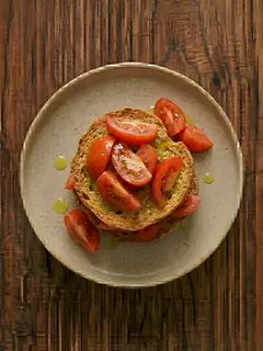 Tostada de biscotes con tomate y aceite