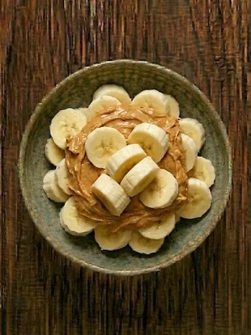 Platano con crema de cacahuete
