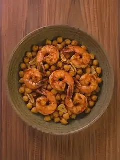 Garbanzos con gambas y pimentón