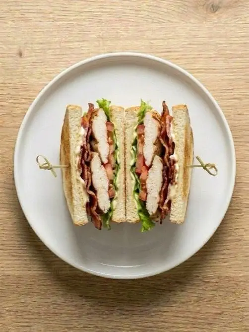 Sándwich Club de Pollo